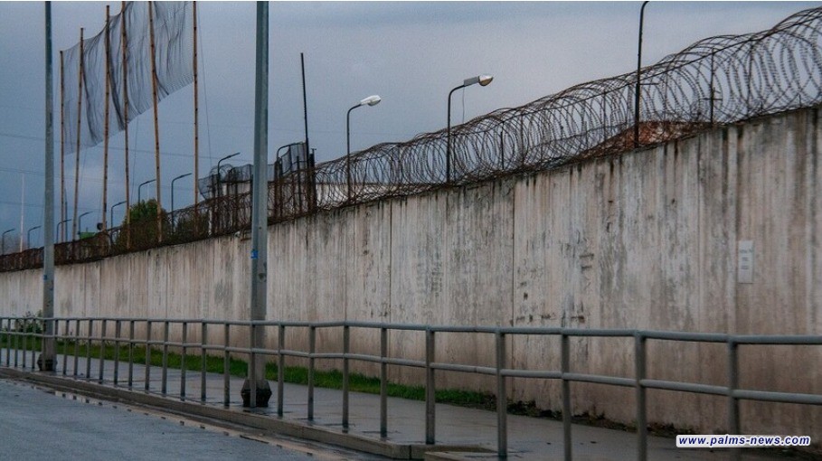 قُبلة "غير بريئة" تكلف صاحبتها 10 سنوات في السجن